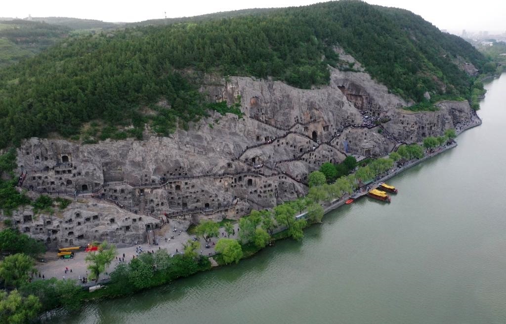 這是近日拍攝的洛陽龍門石窟（無人機(jī)照片）。新華社記者 李嘉南 攝