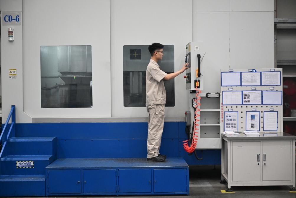 近日，工人在洛陽(yáng)軸承集團(tuán)股份有限公司的智能生產(chǎn)線上作業(yè)。新華社記者 李嘉南 攝