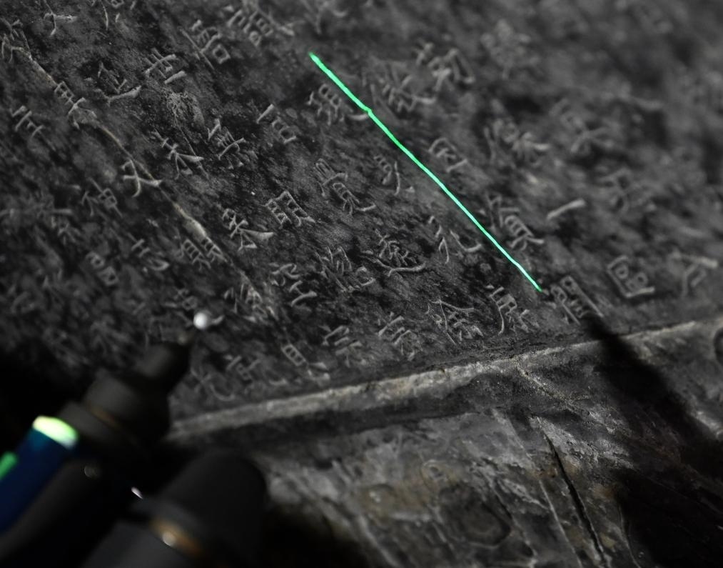 2025年4月9日，龍門石窟研究院工作人員在古陽洞使用關(guān)節(jié)臂掃描儀對《龍門二十品》之一進(jìn)行數(shù)字化掃描。新華社記者 李嘉南 攝