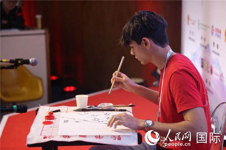 2025年“漢語橋”巴西賽區(qū)決賽的“才藝展示”環(huán)節(jié)，一名參賽者正在繪畫。人民網(wǎng)記者 時(shí)元皓攝