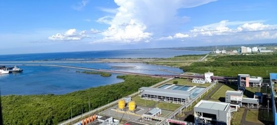 這是5月18日拍攝的紅樹林環(huán)繞的爪哇7號燃煤電站。記者 曹凱 攝