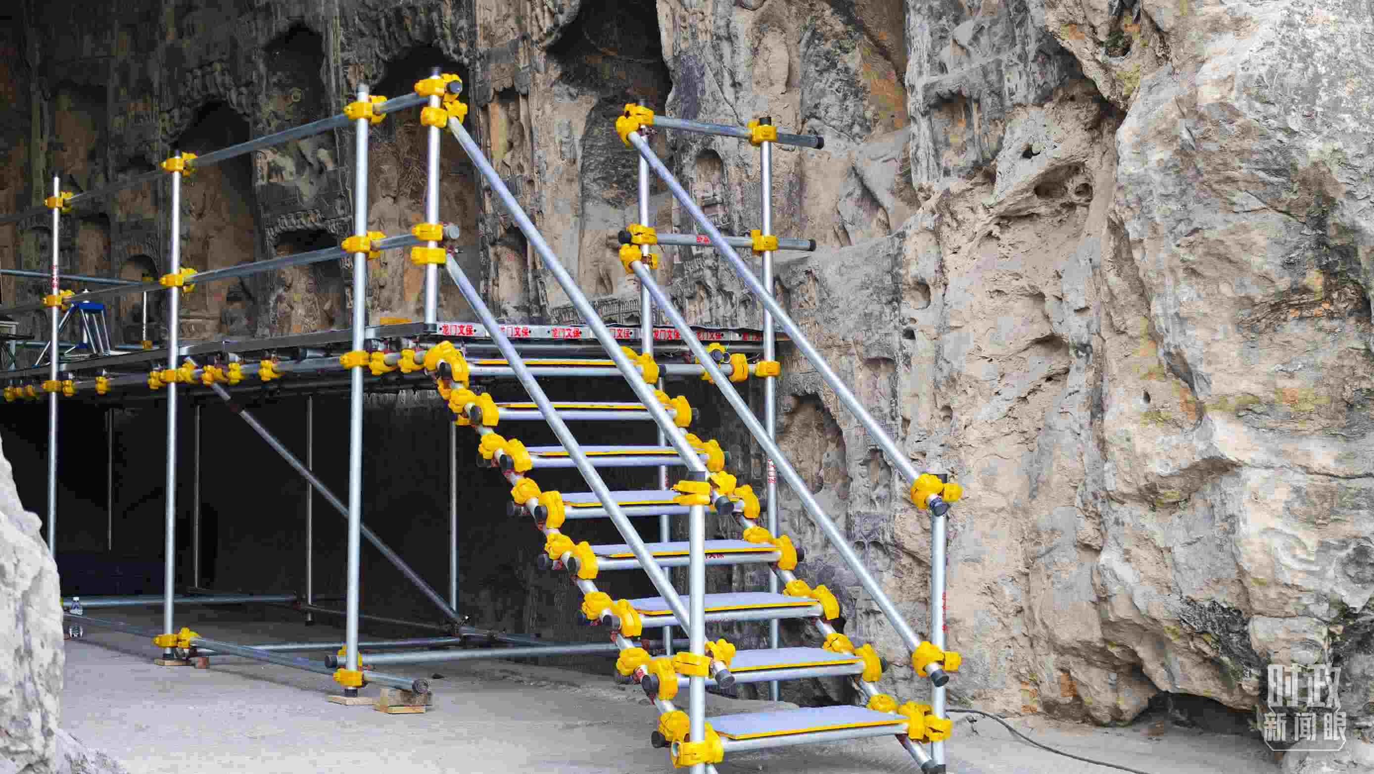 △龍門石窟古陽洞文物修護現(xiàn)場。（總臺央廣記者潘毅拍攝）