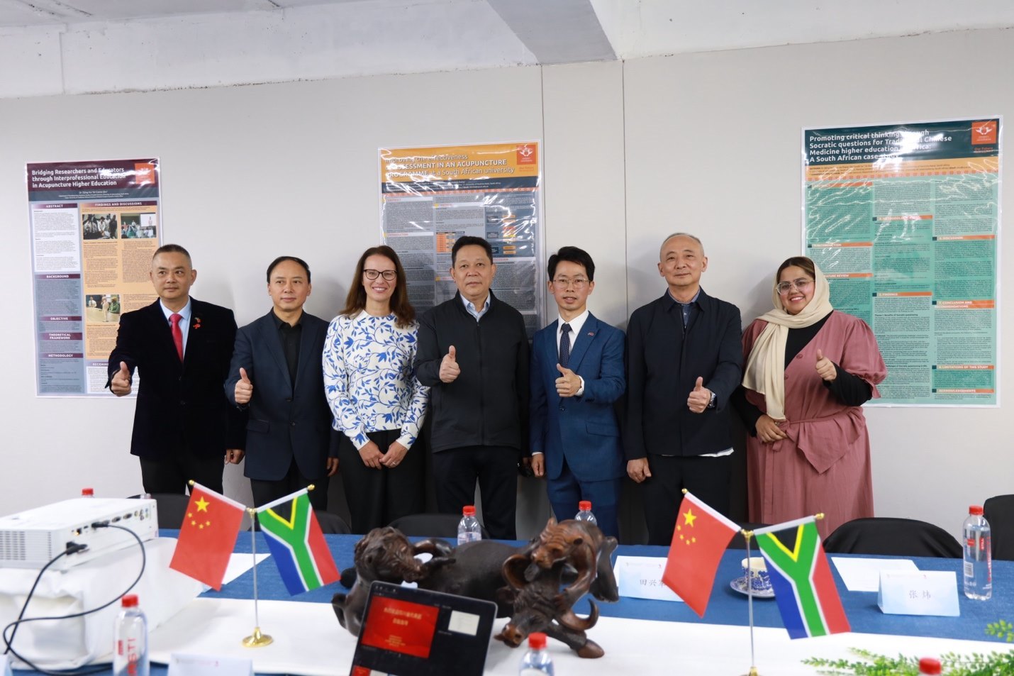 四川省副省長楊興平及代表團與《補充醫(yī)學(xué)：教育與研究》雜志社團隊合影。非洲中醫(yī)及針灸中心供圖