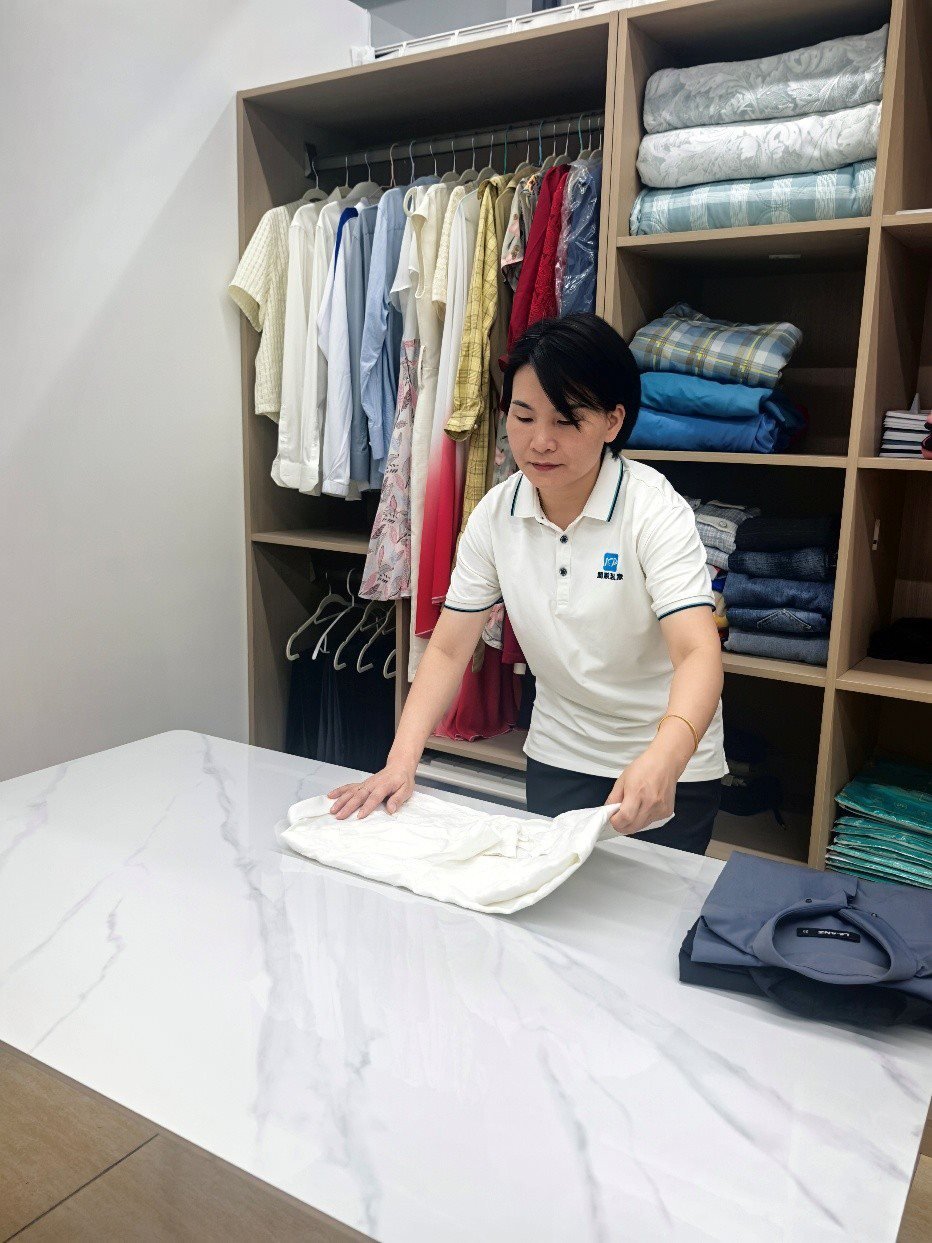 劉水金正在客戶家中做衣柜整理收納工作。受訪者供圖