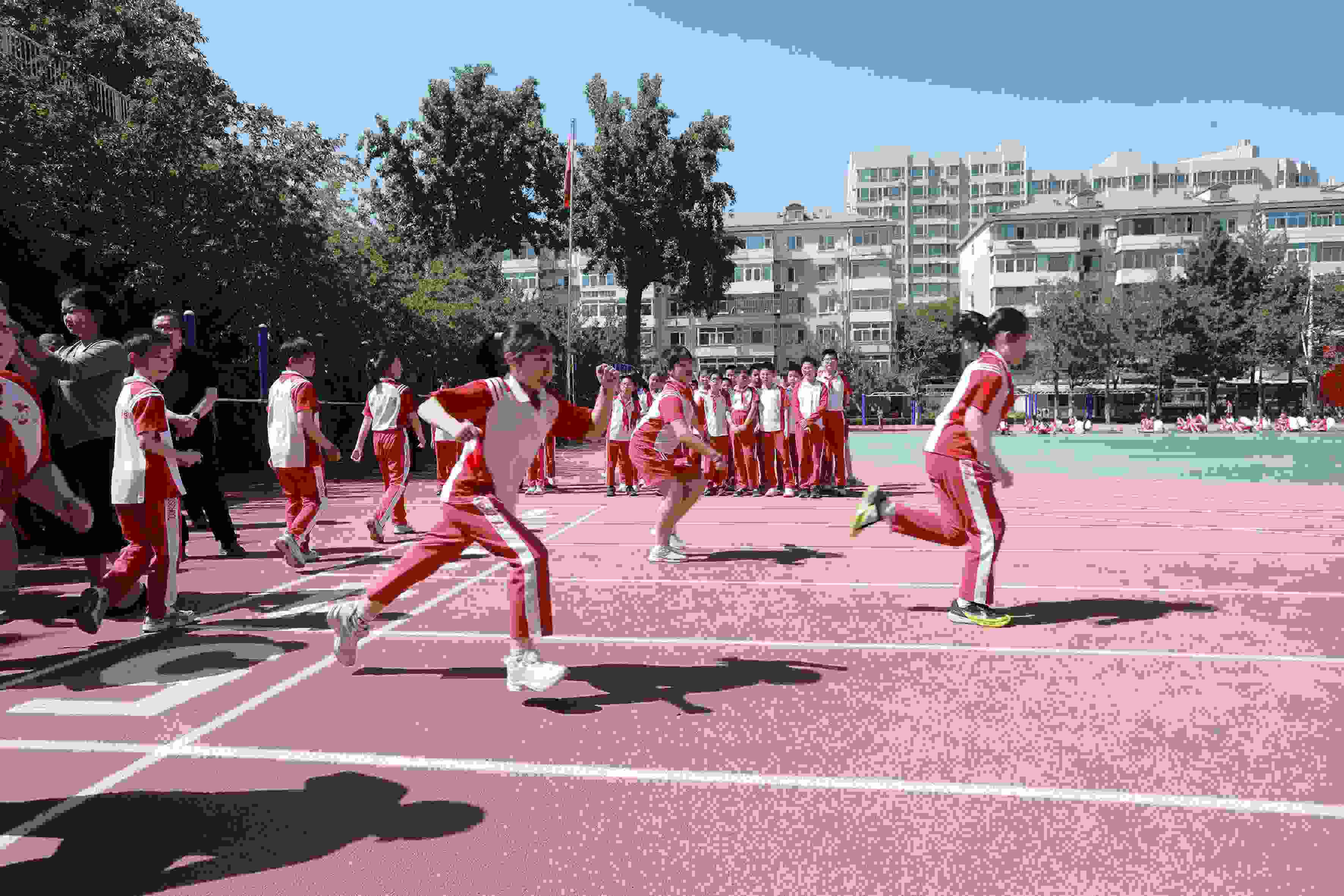 學(xué)生利用人工智能進(jìn)行50米測(cè)試。北京市教委供圖