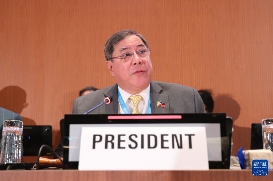 5月20日，在瑞士日內(nèi)瓦，第78屆世界衛(wèi)生大會主席赫爾博薩宣布審議通過“大流行協(xié)定”。新華社記者 杜哲宇 攝