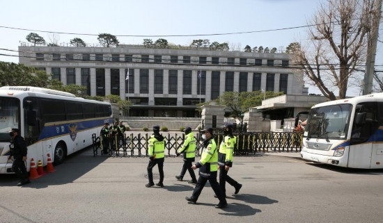 4月3日，在韓國首爾，警察在韓國憲法法院前執(zhí)勤。新華社記者姚琪琳攝