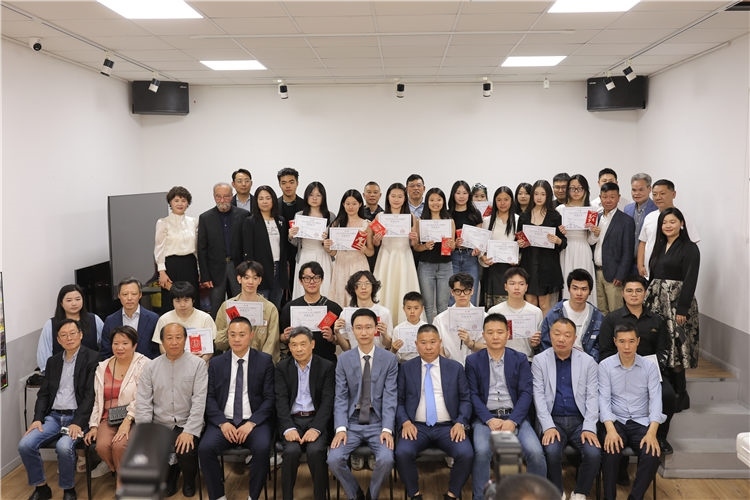 獲獎(jiǎng)?wù)吲c主辦方合影。主辦方供圖