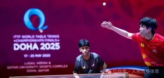 5月17日，王楚欽在比賽中發(fā)球。