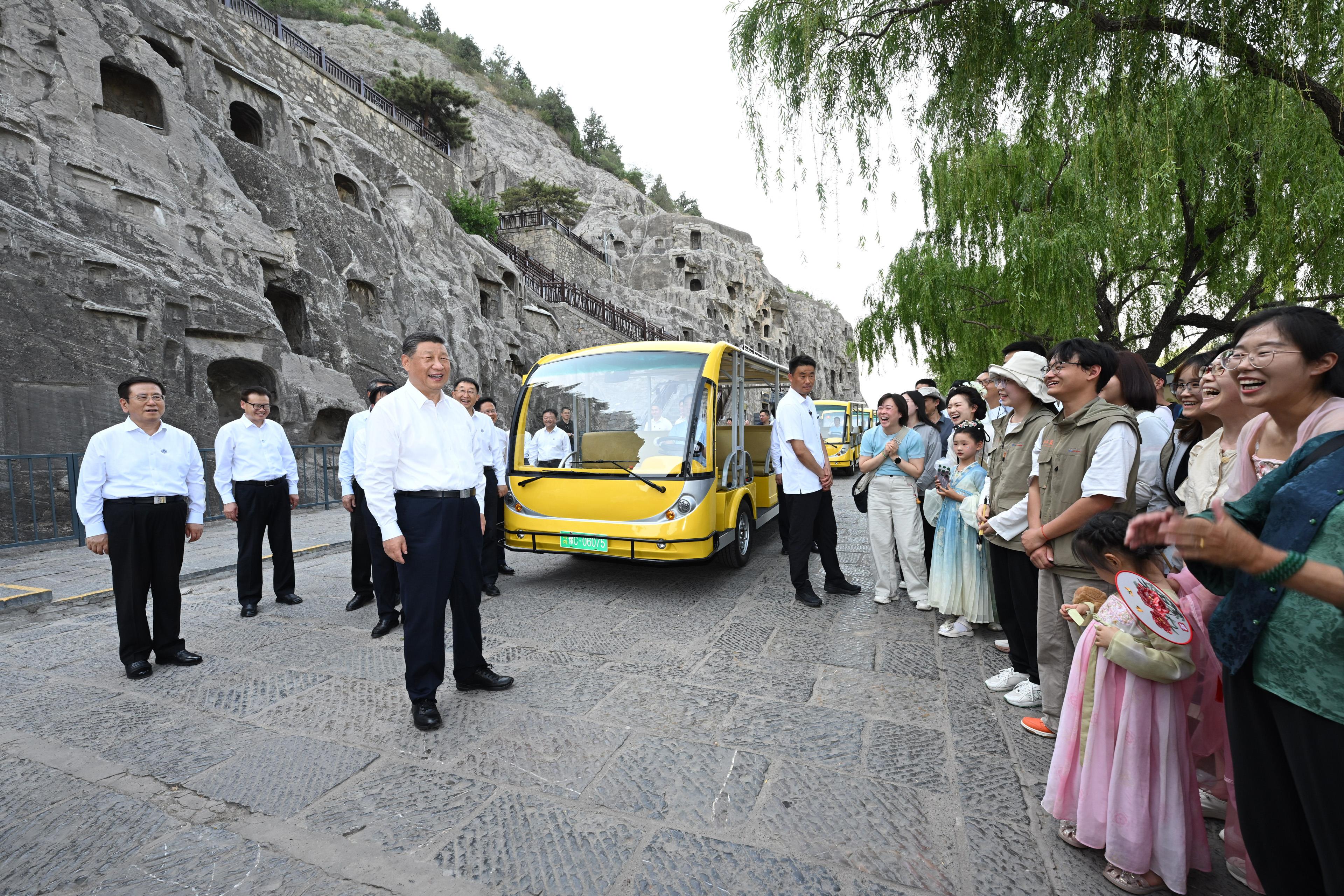 2025年5月19日，習(xí)近平總書記在洛陽龍門石窟考察時(shí)，同游客親切交流。