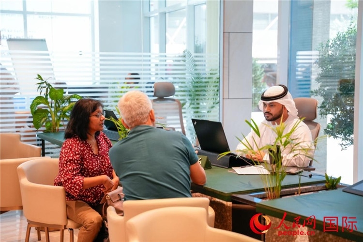 在阿治曼自由區(qū)一站式服務(wù)中心內(nèi)，工作人員為客商辦理業(yè)務(wù)。人民網(wǎng) 塔里克·易卜拉欣攝