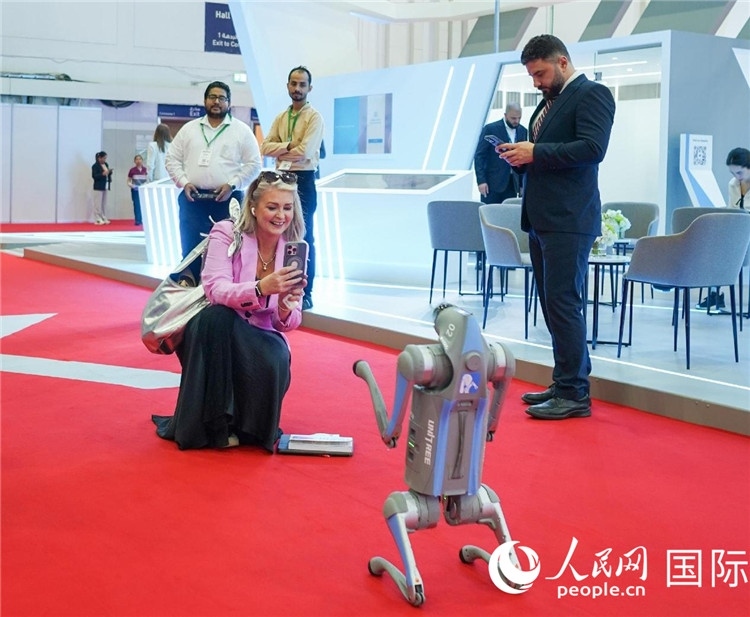 與會嘉賓被中企機(jī)器人吸引。人民網(wǎng) 塔里克·易卜拉欣攝