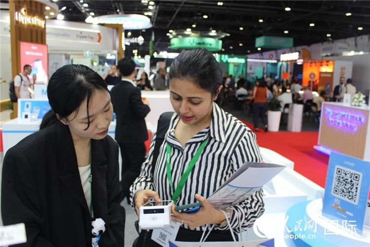 中外嘉賓交流。人民網(wǎng) 杰勒德·阿勒費(fèi)爾攝