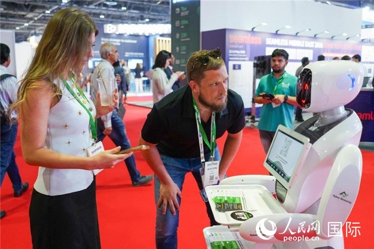 會上展示的電子支付機(jī)器人。人民網(wǎng) 塔里克·易卜拉欣攝