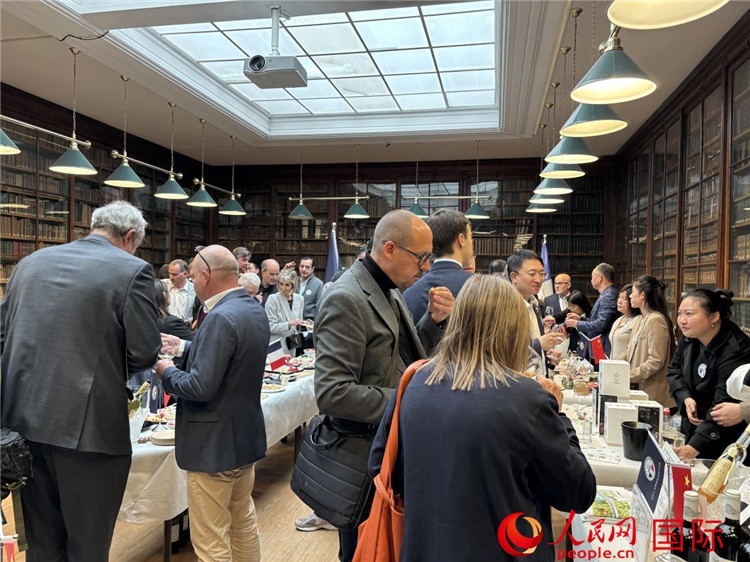 FIWA大獎(jiǎng)賽獲獎(jiǎng)酒及農(nóng)產(chǎn)品2025專業(yè)展暨中國云南—法國巴黎特色商品推介會現(xiàn)場。人民網(wǎng)記者 于超凡攝