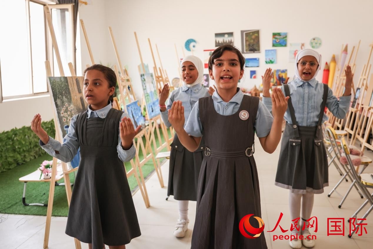 阿爾穆塔?阿里卡特國際學校的學生表演舞蹈。人民網(wǎng)記者 薛丹攝