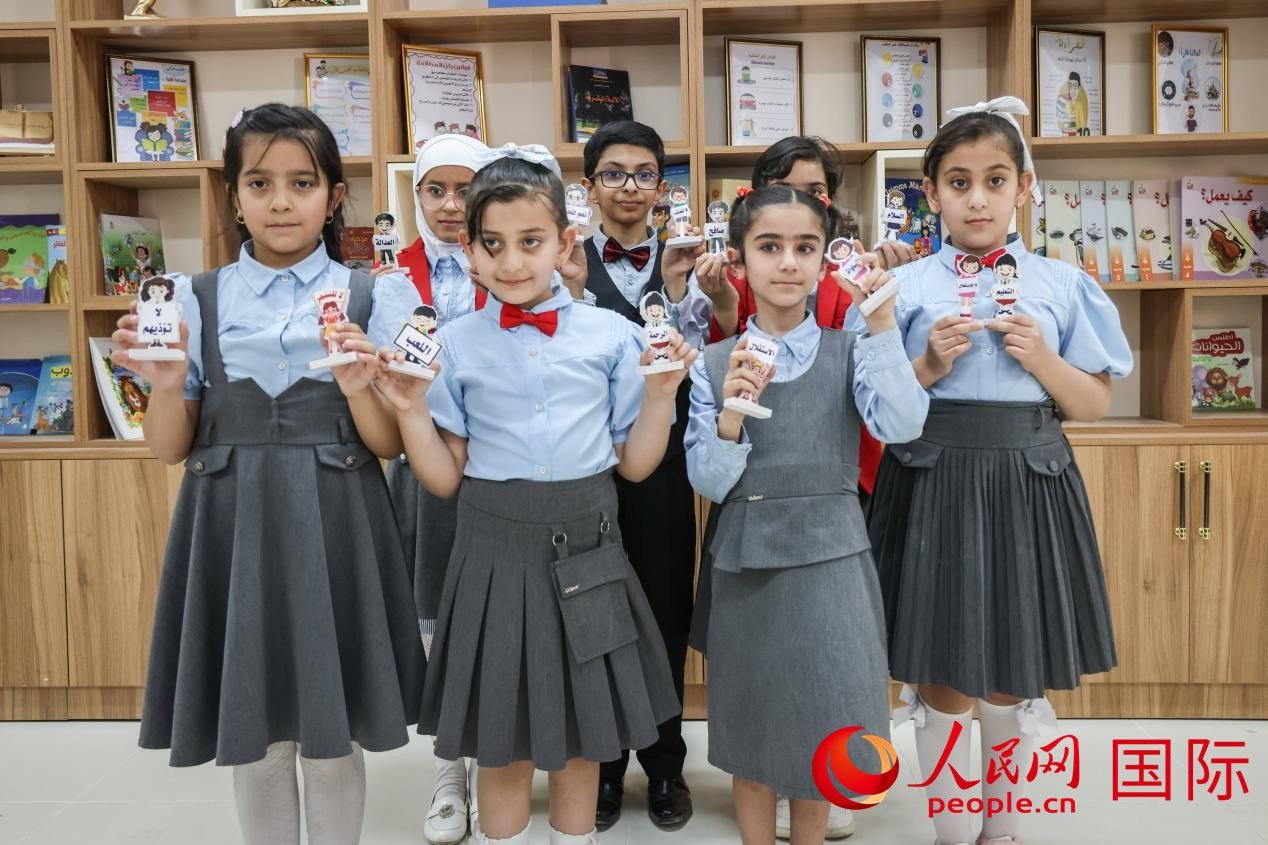 阿爾穆塔?阿里卡特國際學校的學生在圖書室上課。人民網(wǎng)記者 薛丹攝