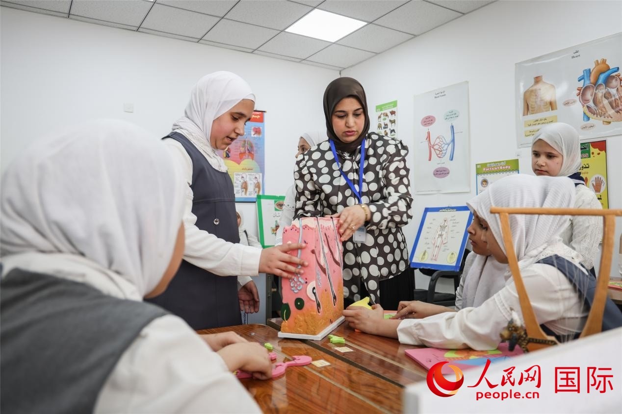圖為阿爾·圖拉女子學(xué)校學(xué)生在上生物課。人民網(wǎng)記者 薛丹攝
