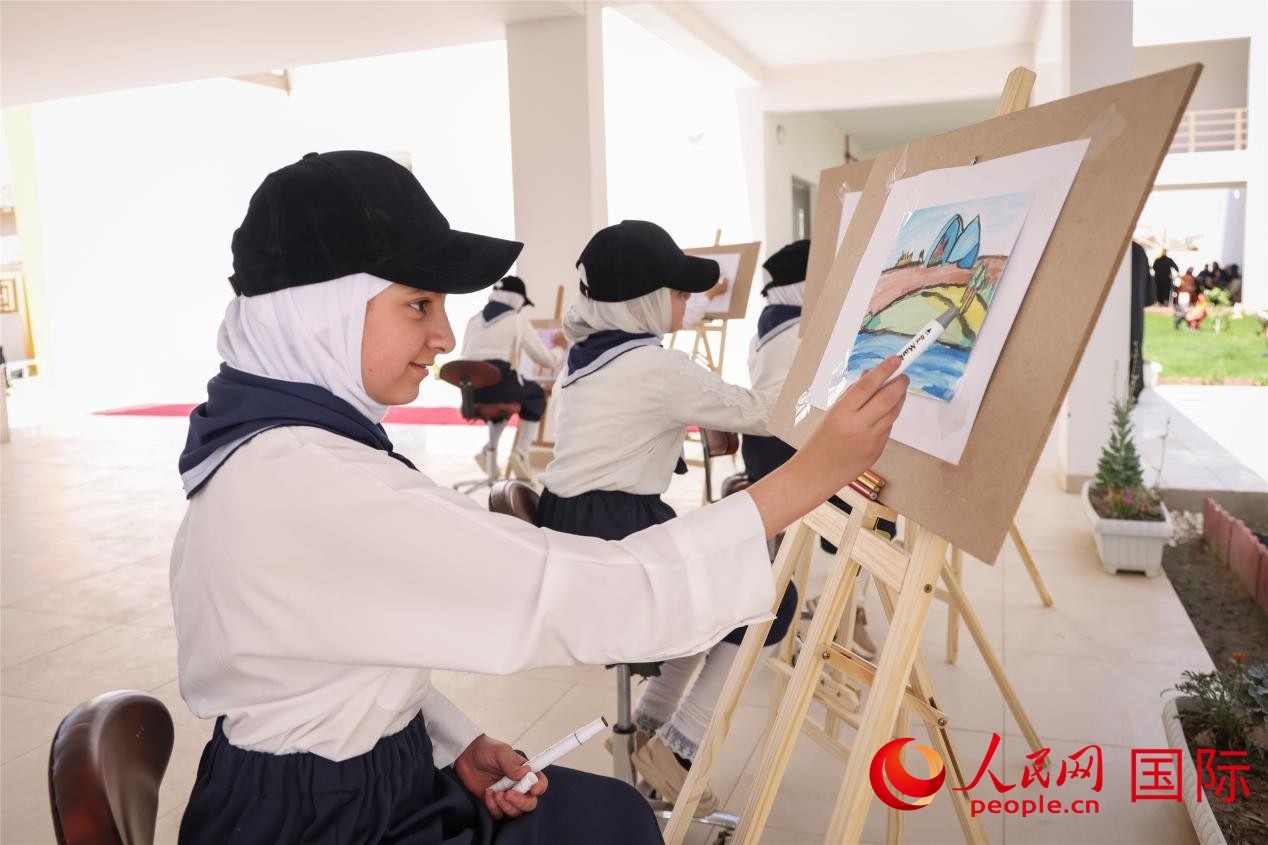 圖為阿爾·圖拉女子學(xué)校學(xué)生在上美術(shù)課。人民網(wǎng)記者 薛丹攝