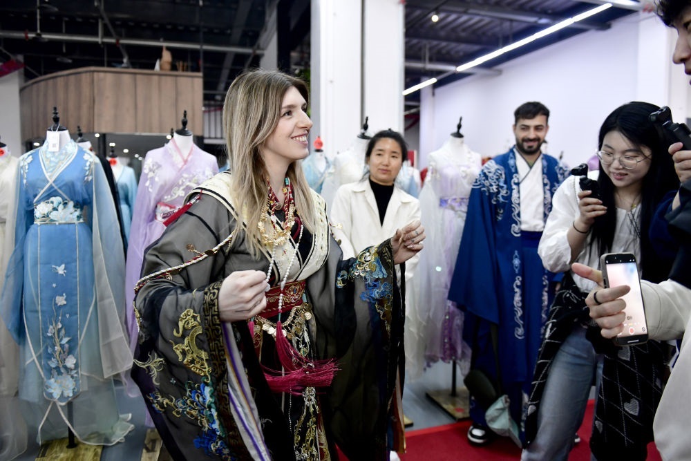 2025年4月8日，參加曹縣漢服文化節(jié)的意大利嘉賓卡米拉在試穿漢服。新華社記者郭緒雷 攝