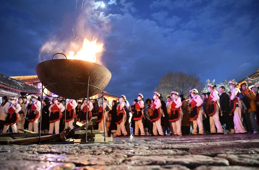 2025年1月11日，游客和居民在麗江古城打跳游玩。（趙慶祖攝）