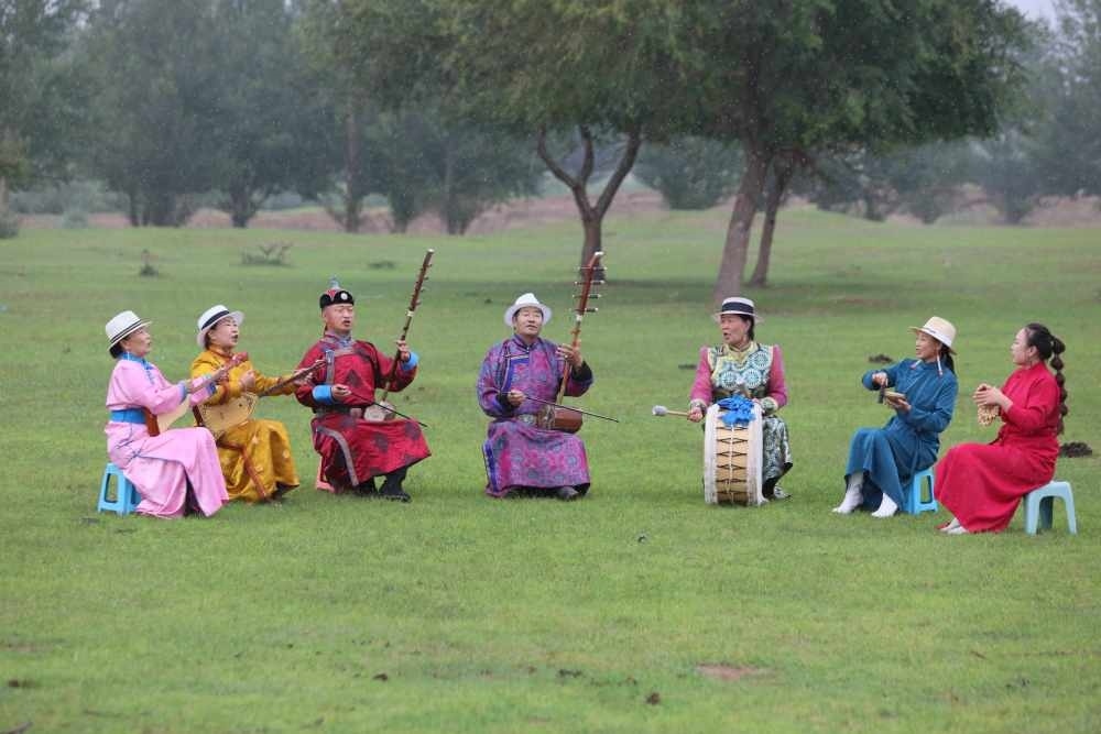 2024年7月16日，《格薩（斯）爾》史詩說唱傳承人在內(nèi)蒙古赤峰市巴林右旗戶外表演。（胡斯楞攝）