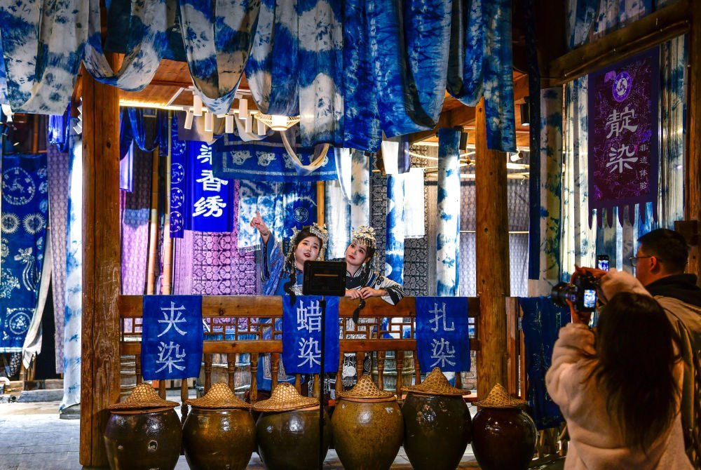 2025年3月17日，游客在貴州省黎平縣肇興侗寨里留影。新華社記者楊文斌 攝