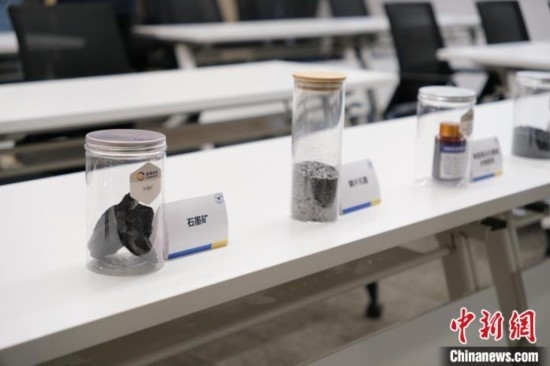 5月20日，浙大高分子科學(xué)與工程學(xué)系內(nèi)擺放著石墨礦等。 曹丹 攝