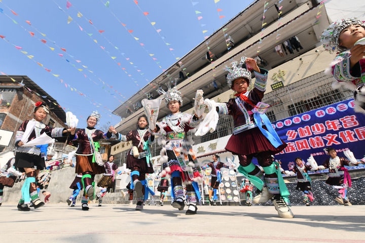 2025年3月25日，廣西柳州市融水苗族自治縣桿洞鄉(xiāng)中心小學(xué)學(xué)生在跳蘆笙踩堂舞。新華社記者 黃孝邦 攝