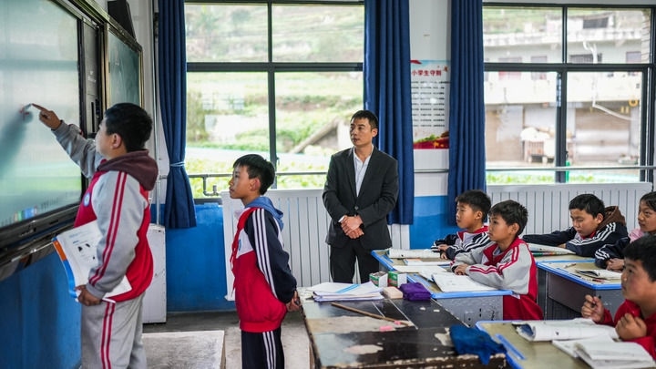 2024年11月21日，在地處烏蒙山區(qū)的貴州省六盤水市水城區(qū)亮巖小學(xué)，學(xué)生在供暖的教室內(nèi)學(xué)習(xí)。新華社記者 陶亮 攝