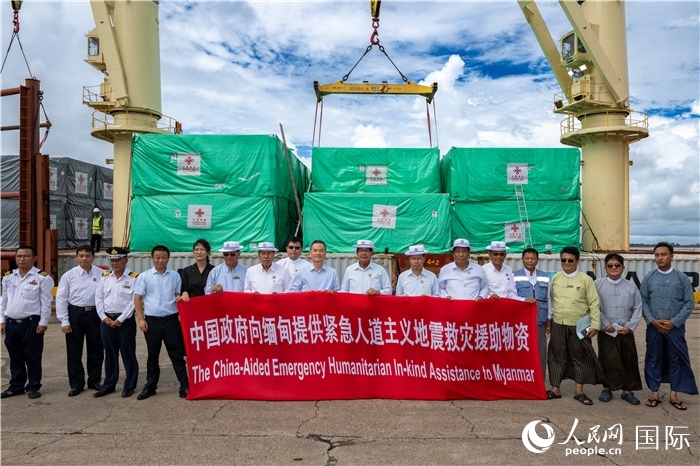 5月25日，中國駐緬甸大使館參贊歐陽道冰、仰光省首席部長梭登及緬有關(guān)部門官員出席援緬第十五批緊急人道主義地震救災(zāi)物資交接儀式。人民網(wǎng)記者謝佳君攝