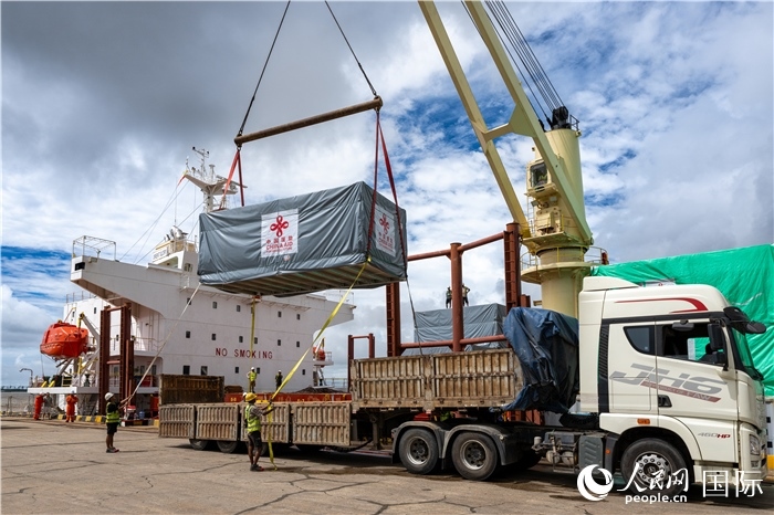 5月25日，當(dāng)?shù)毓と嗽诟劭趶呢涊喩闲遁d援緬第十五批緊急人道主義地震救災(zāi)物資。人民網(wǎng)記者謝佳君攝