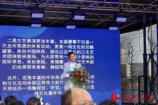 中國駐法蘭克?？傤I(lǐng)事黃昳揚在致辭中對龍舟賽表示熱烈祝賀。人民網(wǎng) 依琳攝