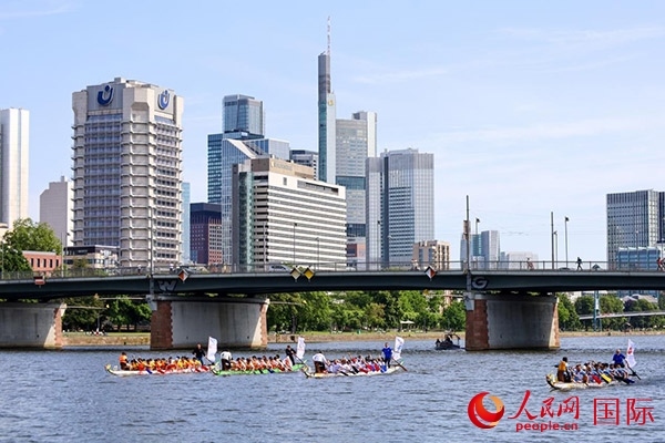 龍舟賽隊伍奮力揮槳、破浪前行。人民網(wǎng) 依琳攝