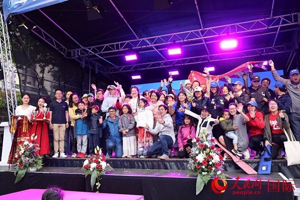 獲獎選手們上臺領(lǐng)獎并合影留念。人民網(wǎng)記者 劉仲華攝