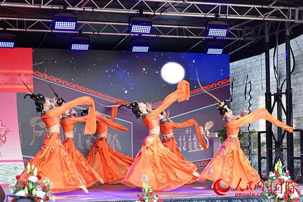 美因河畔的舞臺上中國傳統(tǒng)舞蹈精彩上演。人民網(wǎng) 依琳攝