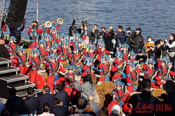 龍舟賽開幕式上，《楊家將戰(zhàn)鼓》演奏引爆全場。人民網(wǎng) 依琳攝