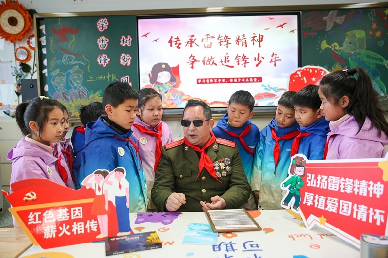 2025年3月3日，江蘇南通如皋市安定小學(xué)里，傷殘軍人許波銀在思政小課堂上向?qū)W生講述雷鋒故事。