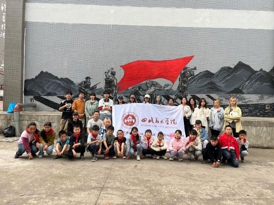 “行動中的課堂：探尋茶馬古道紅色印記”工作坊與當(dāng)?shù)匦W(xué)生共同創(chuàng)作主題壁畫。
