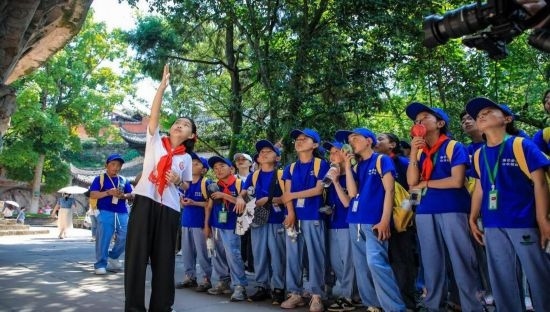 石刻小導(dǎo)游稅明潔為西藏小朋友志愿解說(shuō)。