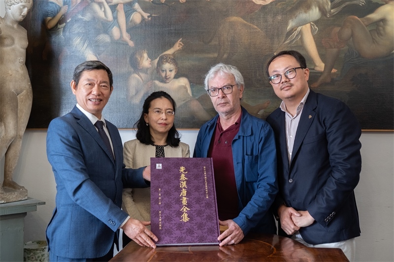 圖片說(shuō)明：捐贈(zèng)儀式現(xiàn)場(chǎng)。 張錫琪攝