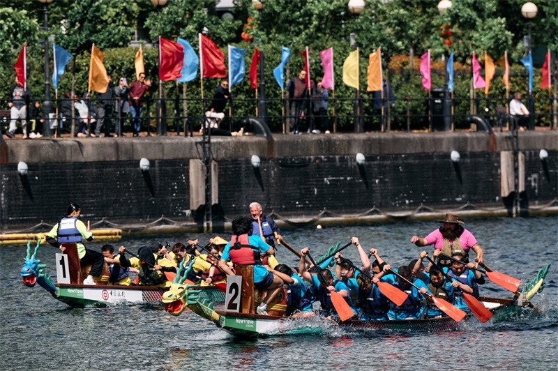 中英雙方的參賽隊伍參與龍舟競渡。楊浩鵬攝