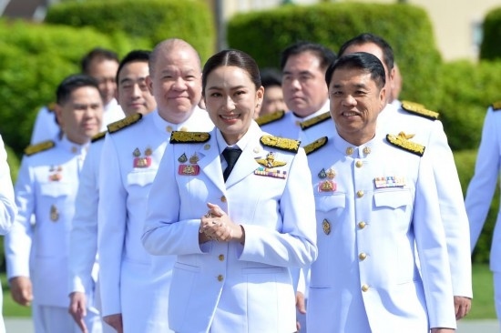 2024年9月7日，泰國總理佩通坦·欽那瓦（前中）及新一屆內(nèi)閣成員在位于首都曼谷的總理府與媒體見面。新華社發(fā)（拉亨攝）