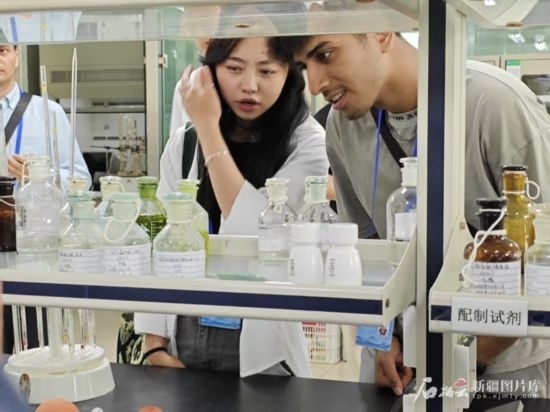 5月26日，2025上合組織國家媒體合作論壇嘉賓參觀新奇康藥業(yè)股份有限公司實驗室。石榴云/新疆日報記者 宋海波攝