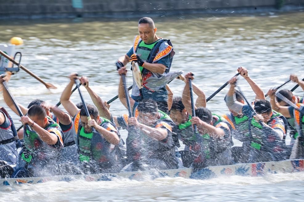 2025年5月27日，浙江寧波云龍鎮(zhèn)，首屆“我們的節(jié)日?端午看云龍”農(nóng)民龍舟邀請(qǐng)賽舉行。（圖片來(lái)源：視覺(jué)中國(guó)）
