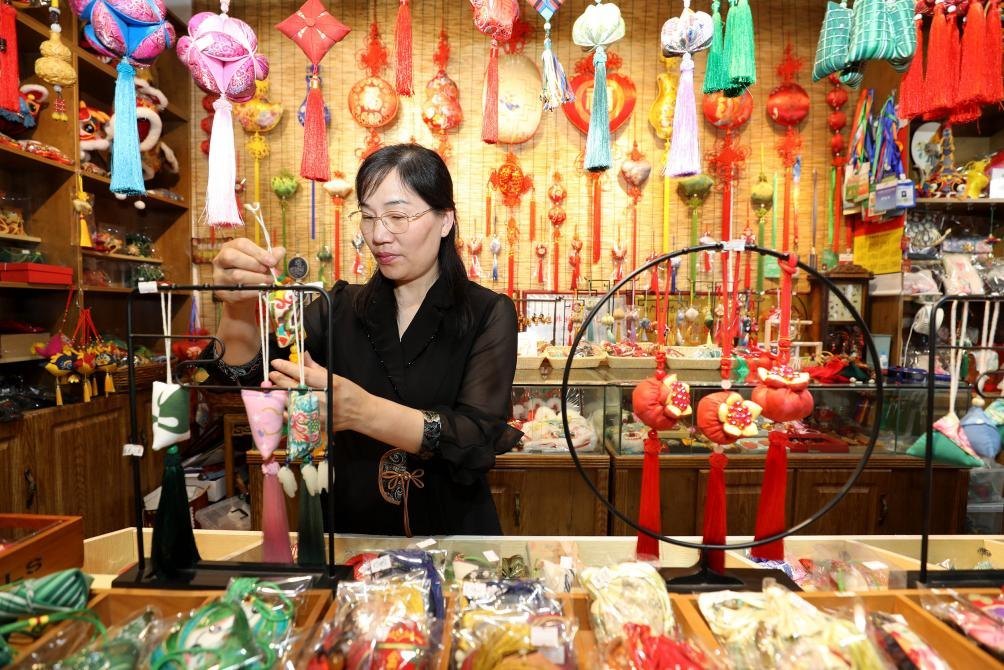 2025年5月25日，安徽省淮北市，非遺香包上貨架。（圖片來(lái)源：視覺(jué)中國(guó)）