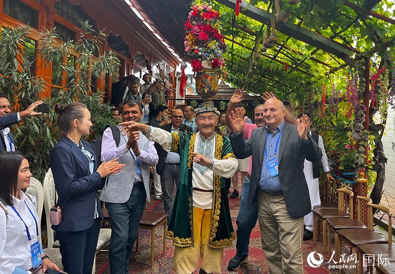 5月24日，外國媒體人在伊寧市喀贊其民俗旅游區(qū)參觀體驗。 人民網(wǎng)記者 翟轉(zhuǎn)麗攝