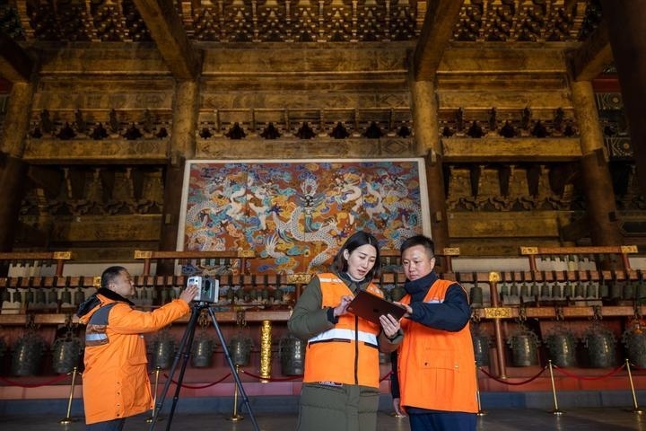 北京市測繪設計研究院團隊在太廟測繪（2023年2月19日攝）。2020年9月起，北京市測繪設計研究院的技術團隊開展了北京中軸線遺產(chǎn)點實地測繪，從文物保護、環(huán)境整治、文物騰退等方面為北京中軸線申遺提供空間數(shù)據(jù)底板。