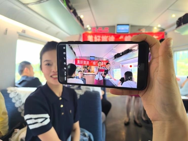 在活動中，旅客紛紛舉起手機(jī)拍攝。顏笑攝