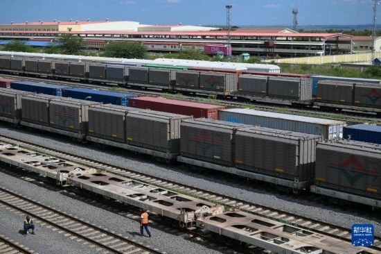 5月31日，在蒙內(nèi)鐵路內(nèi)羅畢站到發(fā)場(chǎng)，鐵路工人在鐵道旁巡檢。新華社記者 楊光 攝